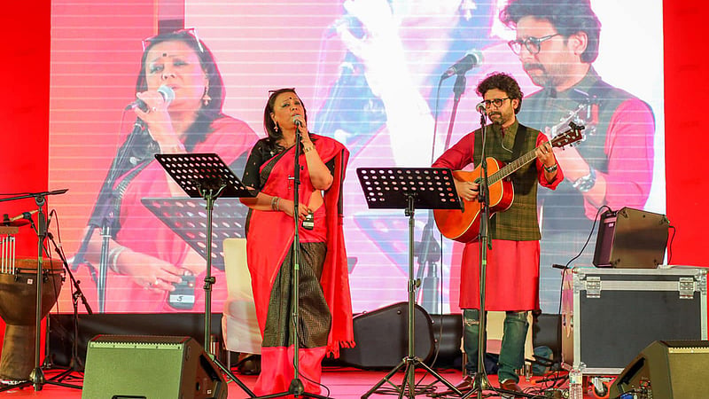গানে-সুরে ছুটছে ডাবল ইঞ্জিনের ‘লোপা-জয় এক্সপ্রেস’