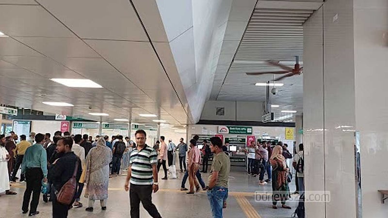 ঝড়ের দিনে দফায় দফায় ভোগালো মেট্রোরেল
