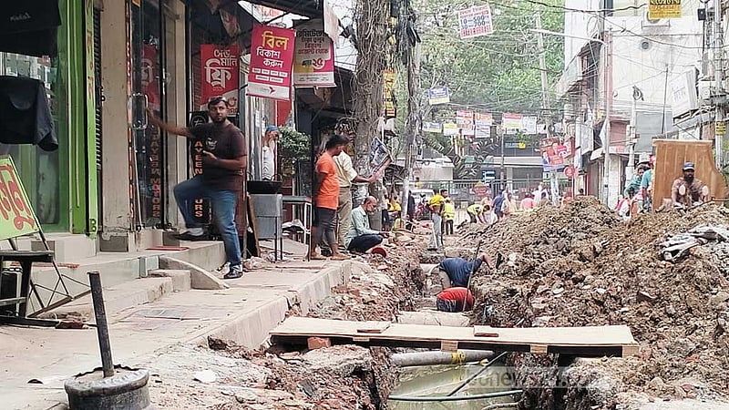 কবে ঠিক হবে রাস্তাগুলো? বর্ষাই বা পার হবে কীভাবে?