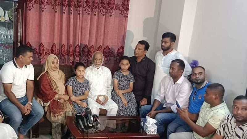 আমেরিকা নিয়ে ‘মিথ্যা গল্প’ ফাঁদছে সরকার: মঈন খান