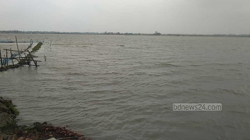 রেমালের ধাক্কা: চিংড়ির ঘের নয়, যেন বহমান নদী