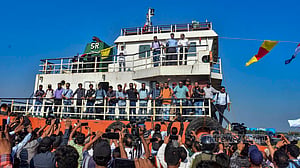 নাবিকদের পরিবারে ফেরার আনন্দ