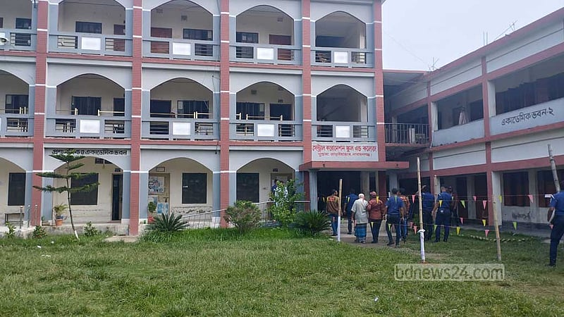 আড়াইহাজার উপজেলায় জাল ও প্রকাশ্যে ভোটের অভিযোগ