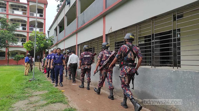 নারায়ণগঞ্জে কেন্দ্রের বাইরে ছাত্রলীগের জটলা, পরপর বিস্ফোরণ