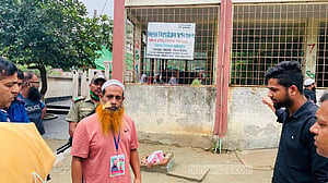 নারায়ণগঞ্জে এজেন্টকে মারধর, মোবাইল নিয়ে কেন্দ্রে ঢোকায় দুজন আটক