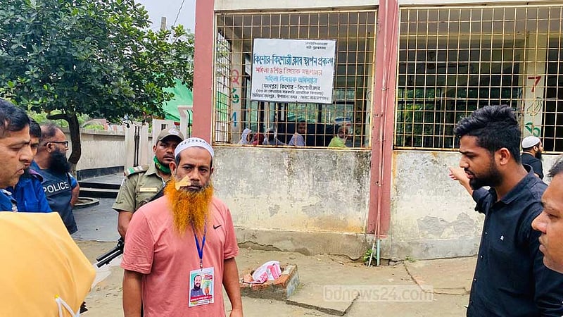 নারায়ণগঞ্জে এজেন্টকে মারধর, মোবাইল নিয়ে কেন্দ্রে ঢোকায় দুজন আটক