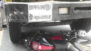 মোটরসাইকেল চালিয়ে সড়ক পার, প্রাণ গেল ট্রাকচাপায়