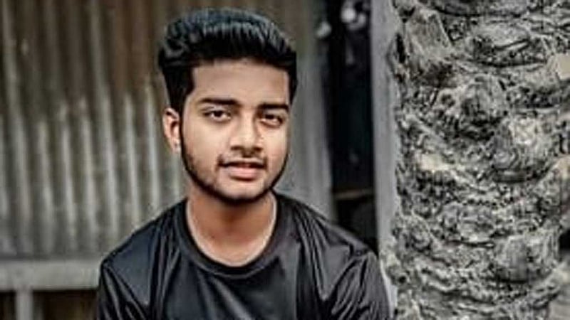 নাটোরে ট্রাক্টর উল্টে প্রাণ গেল স্কুলছাত্রের