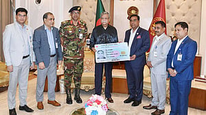'বীর মুক্তিযোদ্ধা' খচিত স্মার্টকার্ড রাষ্ট্রপতির হাতে