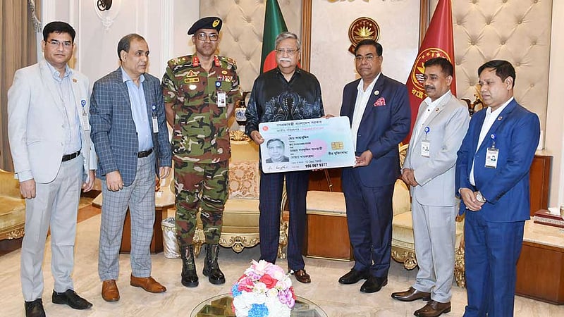 'বীর মুক্তিযোদ্ধা' খচিত স্মার্টকার্ড রাষ্ট্রপতির হাতে