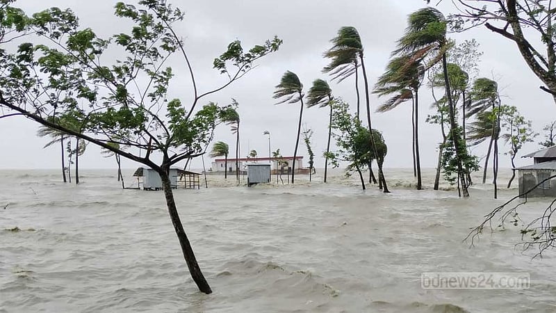 ঘূর্ণিঝড় রেমাল: হাতিয়ার ১৫ গ্রাম প্লাবিত, পানিবন্দি হাজারো মানুষ