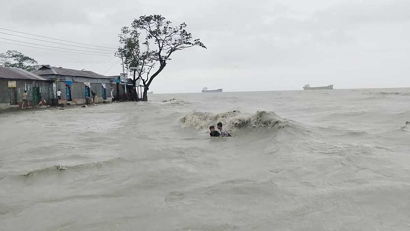 ঘূর্ণিঝড় রেমাল: বরিশালে ভবনের দেয়াল ধসে নিহত ২
