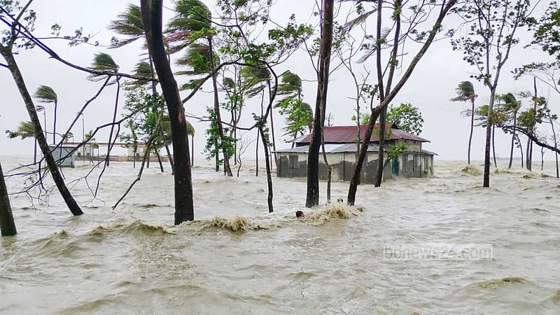 ঘূর্ণিঝড় রেমাল কেড়ে নিল ১২ প্রাণ