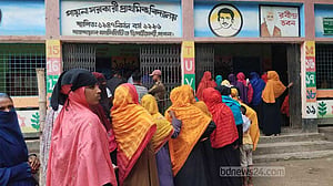 বেড়া ও সুজানগরে কেন্দ্রে যেতে ভোটারদের বাধা দেওয়ার অভিযোগ