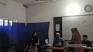 পিরোজপুরে গোপন বুথে সচল সিসি ক্যামেরা, ভোটারদের ক্ষোভ