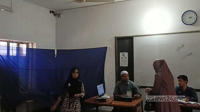 পিরোজপুরে গোপন বুথে সচল সিসি ক্যামেরা, ভোটারদের ক্ষোভ