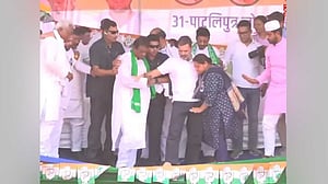 রাহুল গান্ধীকে নিয়ে ভেঙে পড়লো মঞ্চ