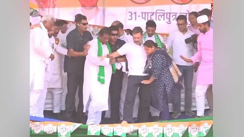 রাহুল গান্ধীকে নিয়ে ভেঙে পড়লো মঞ্চ