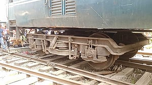 রাজবাড়ীতে লাইনচ্যুত মালবাহী ট্রেন ৩ ঘণ্টা পর উদ্ধার