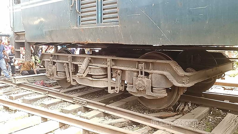 রাজবাড়ীতে লাইনচ্যুত মালবাহী ট্রেন ৩ ঘণ্টা পর উদ্ধার