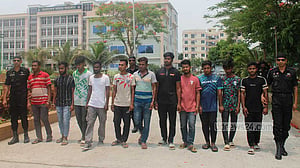 রাজশাহীতে ‘ডাকাতির প্রস্তুতিকালে’ অস্ত্রসহ ১১জন গ্রেপ্তার