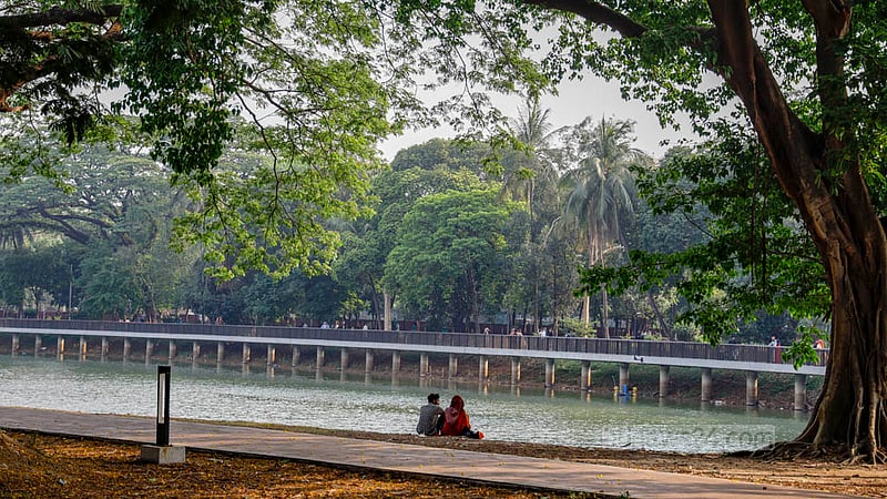 রমনা পার্কে আনসারের ‘নীতি পুলিশিং’