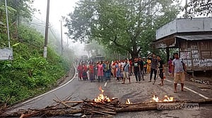 ২ সমর্থক খুন: রাঙামাটিতে ইউপিডিএফের আধাবেলা অবরোধ চলছে