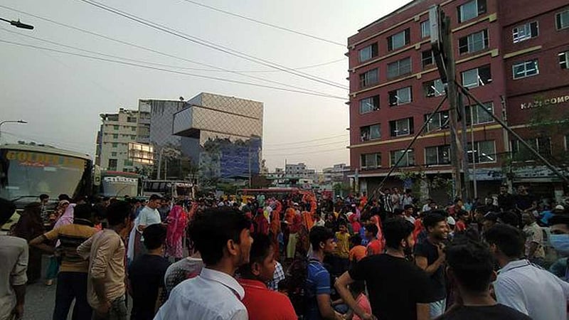 বেতনের দাবিতে কুড়িলে রাস্তায় শ্রমিকরা, যানজট ছড়িয়েছে বিমানবন্দর সড়কেও