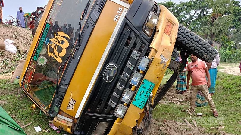 সাতক্ষীরায় ট্রাক উল্টে ২ ধানকাটা শ্রমিকের মৃত্যু