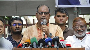 সরকার বিপদে আছে: দুদু