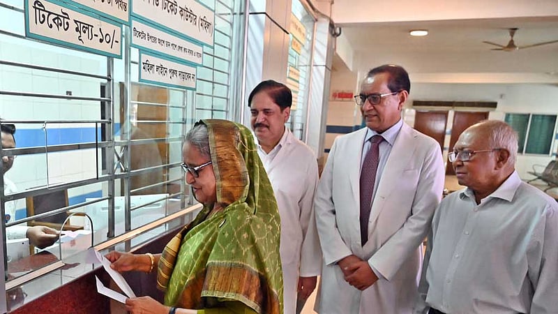 হাসপাতালে ১০ টাকার টিকেট কেটে চোখ দেখালেন প্রধানমন্ত্রী
