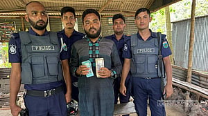 সিরাজগঞ্জে কেন্দ্রে ভোট কেনার সময় ইউপি চেয়ারম্যান গ্রেপ্তার