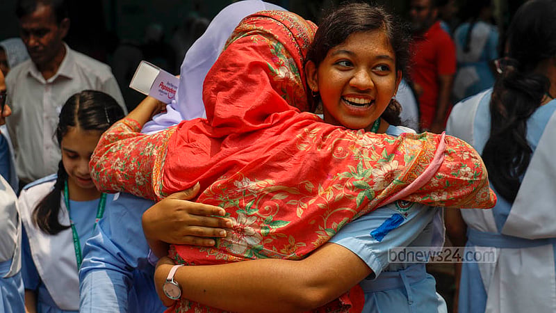 এসএসসির ফল: উচ্ছ্বাস, উদযাপনে এগিয়ে যাওয়ার প্রত্যয়