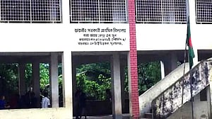 সুনামগঞ্জে প্রধান শিক্ষককে মারধর, দপ্তরির বিরুদ্ধে মামলা
