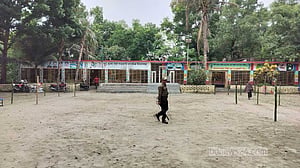 টাঙ্গাইলে ফাঁকা ভোটকেন্দ্রে আনসার সদস্যদের ‘অলস সময়’