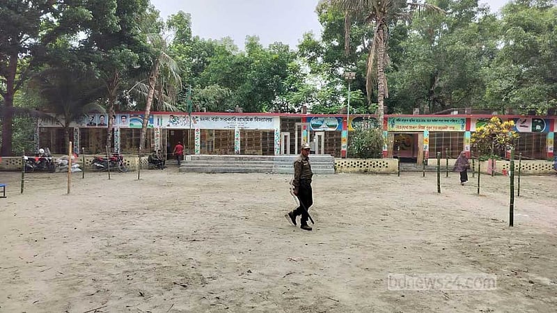 টাঙ্গাইলে ফাঁকা ভোটকেন্দ্রে আনসার সদস্যদের ‘অলস সময়’