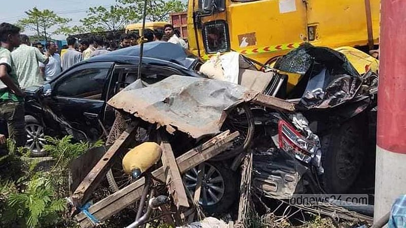 চলন্ত ট্রাকে ঢলে পড়লেন চালক, ধাক্কায় আহত কারের ৩ যাত্রী