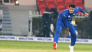 বাংলাদেশকে গুঁড়িয়ে বিশ্ব ক্রিকেটে বার্তা দিলেন আল্লাহ মোহাম্মাদ গাজানফার