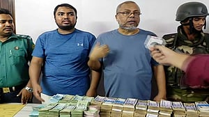 সাবেক আমলা আমজাদের বাসায় কোটি টাকা, ছেলেসহ আটক