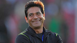 সাদা বলে পাকিস্তানের ভারপ্রাপ্ত কোচ আকিব জাভেদ