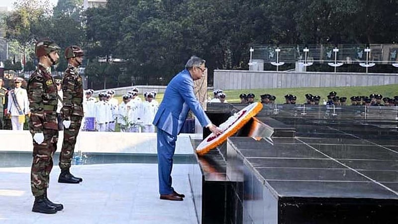 শিখা অনির্বাণে রাষ্ট্রপতি ও প্রধান উপদেষ্টার শ্রদ্ধা