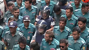 বিএসএমএমইউতে আসাদুজ্জামান নূরকে হেনস্তা