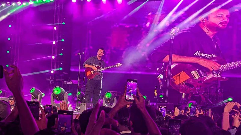 বাংলাদেশ সবসময় আমার ‘সেকেন্ড হোম’, মঞ্চে উঠে আতিফ