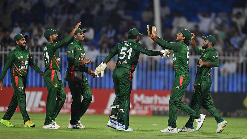 শান্তর লড়াই আর জাকের-নাসুমের ছোঁয়ায় সমতায় বাংলাদেশ