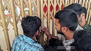 পদত্যাগ না করায় বরিশাল বিশ্ববিদ্যালয়ের উপাচার্যের কক্ষে তালা