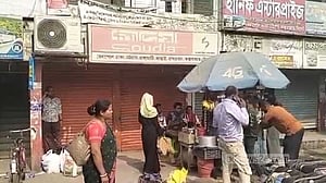 বেনাপোলে তৃতীয় দিনের মত বাস বন্ধ, যাত্রী ভোগান্তি চরমে