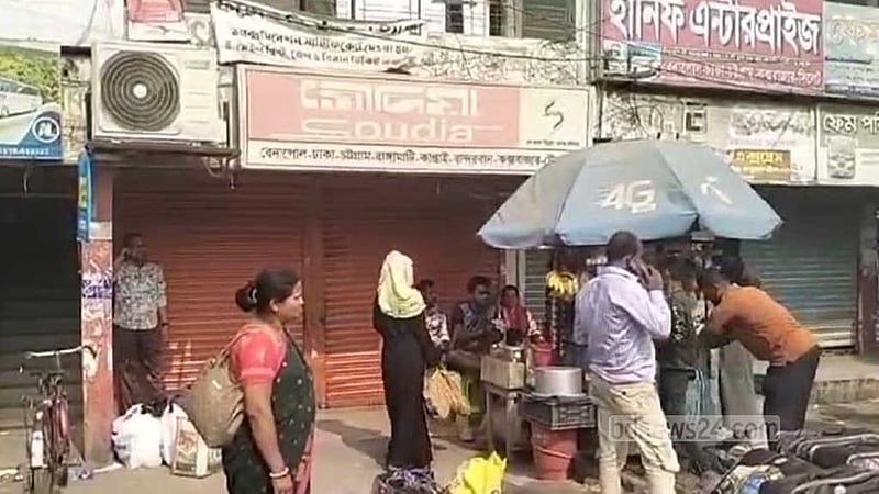বেনাপোলে তৃতীয় দিনের মত বাস বন্ধ, যাত্রী ভোগান্তি চরমে