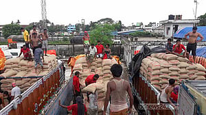 শুল্ক প্রত্যাহারের পর ভারত থেকে প্রথম চালানে এল ১০৫ টন চাল