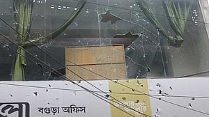 বগুড়ায় প্রথম আলো কার্যালয়ে পাথর নিক্ষেপ