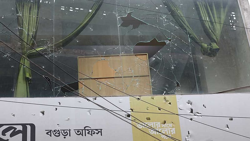 বগুড়ায় প্রথম আলো কার্যালয়ে পাথর নিক্ষেপ